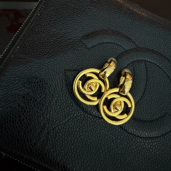 LOT 1728 24K gold plated CHANEL vintage turn lock dangle clip on earrings - Picture 7 of 9